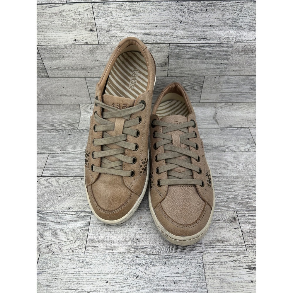 Taos Star Tan Leather Studded Low Top Sneakers Womens Size 6 Comfort Shoes